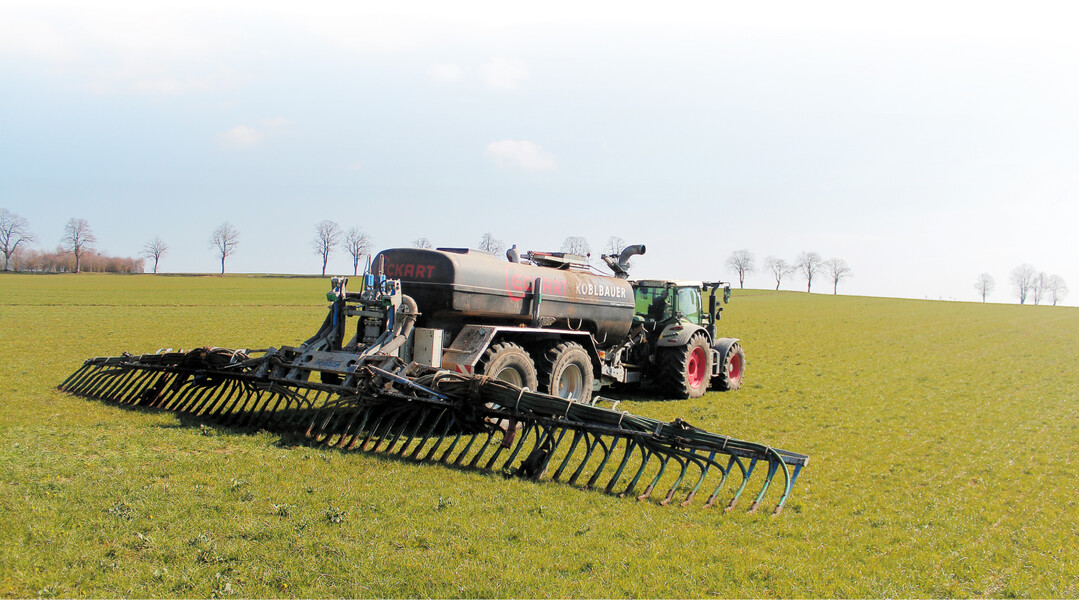 Auf �kologisch genutztem Gr�nland kann die N�hrstoffversorgung zum Engpass werden. Deshalb steht die effiziente Nutzung der N�hrstoffe aus der G�lle an oberster Stelle.� �