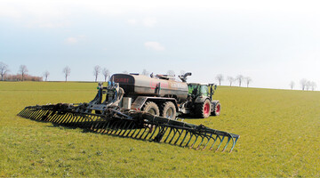 Auf �kologisch genutztem Gr�nland kann die N�hrstoffversorgung zum Engpass werden. Deshalb steht die effiziente Nutzung der N�hrstoffe aus der G�lle an oberster Stelle.� �