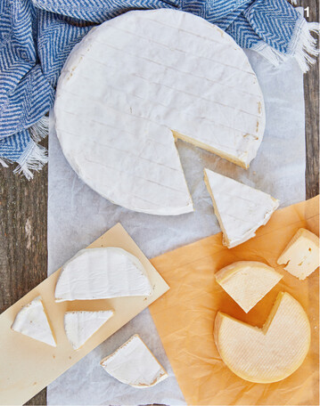 Der hofeigene Camembert z�hlt zu den beliebtesten und meistverkauften Produkten der K�serei.