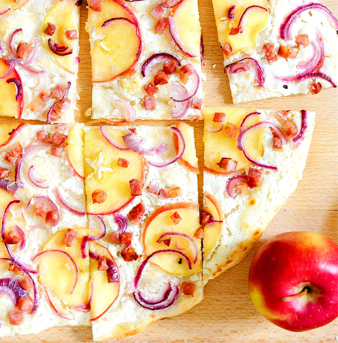 180 g Mehl� 120 ml Wasser� ca. 5 g frische Hefe� 1/2 TL Salz� �200 g Schmand� 50 g Speckw�rfel� 1 Apfel� 1 rote Zwiebel� 2 EL fl�ssiger Honig� Salz, Pfeffer