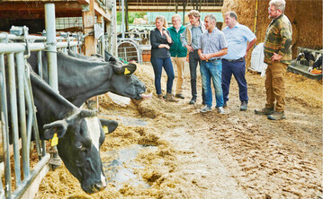 Das Projektteam der Klima-Milchfarm (v. l.:) Corinna Weinmiller, Nachhaltigkeitsexpertin Nestlé Deutschland, Helmut Stuck, Leitung Milchverwaltung Hochwald, Prof. Dr. Markus Frank, HfWU N�rtingen-Geislingen, Landwirt Mario Frese sowie Prof. Dr. Stephan Schneider und Andreas Durst, HfWU.