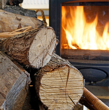 Den alten Kaminofen wieder aktivieren? Steigende Energiepreise und eine drohende Gasmangellage verunsichern zurzeit viele Menschen: Was soll ich tun, wenn das Gas ausbleibt? Wie kann ich mich vorbereiten? Kann ich meinen alten Kaminofen wieder anschließen? Fast täglich beantworten Schornsteinfegerinnen und Schornsteinfeger Fragen wie diese, wenn sie bei ihren Kunden Heizungen messen oder Schornsteine kehren. Häufig geht es dabei um ältere Holzöfen, die noch vorhanden, aber stillgelegt oder inaktiv sind. Eine Aktivierung dieser Notfeuerstätten ist jedoch nicht ohne weiteres möglich, da beim erneuten Anschluss bestimmte Emissionsgrenzwerte und baurechtliche Vorgaben eingehalten werden müssen. Reaktivierbare Feuerstätten müssen überprüft und erneut fachgerecht angeschlossen werden, damit die Betriebs- und Brandsicherheit gewährleistet werden kann. Das Schornsteinfegerhandwerk weist darauf hin, dass Kamin-, Kachelöfen, Kochherde oder Heizeinsätze unter keinen Umständen in Eigenregie und ohne vorherige Prüfung der bevollmächtigten Bezirksschornsteinfeger angeschlossen werden sollten. Entscheidend sind die Gegebenheiten vor Ort: Ist der Querschnitt des Schornsteins frei? Sind die Anschlüsse fachgerecht? Gibt es bauliche Änderungen oder neue Dunstabzugsanlagen? Besteht Brandgefahr am Aufstellort, etwa durch neue Boden-, Wandbeläge oder Mobiliar? Sind technische Mängel wie defekte Dichtungen erkennbar? Alle diese Faktoren sind sicherheitsrelevant und können schlimmstenfalls zu Bränden oder Kohlenmonoxid-Unfällen führen", so Andreas Walburg vom Bundesverband des Schornsteinfegerhandwerks. Deutscher Feuerwehrverband