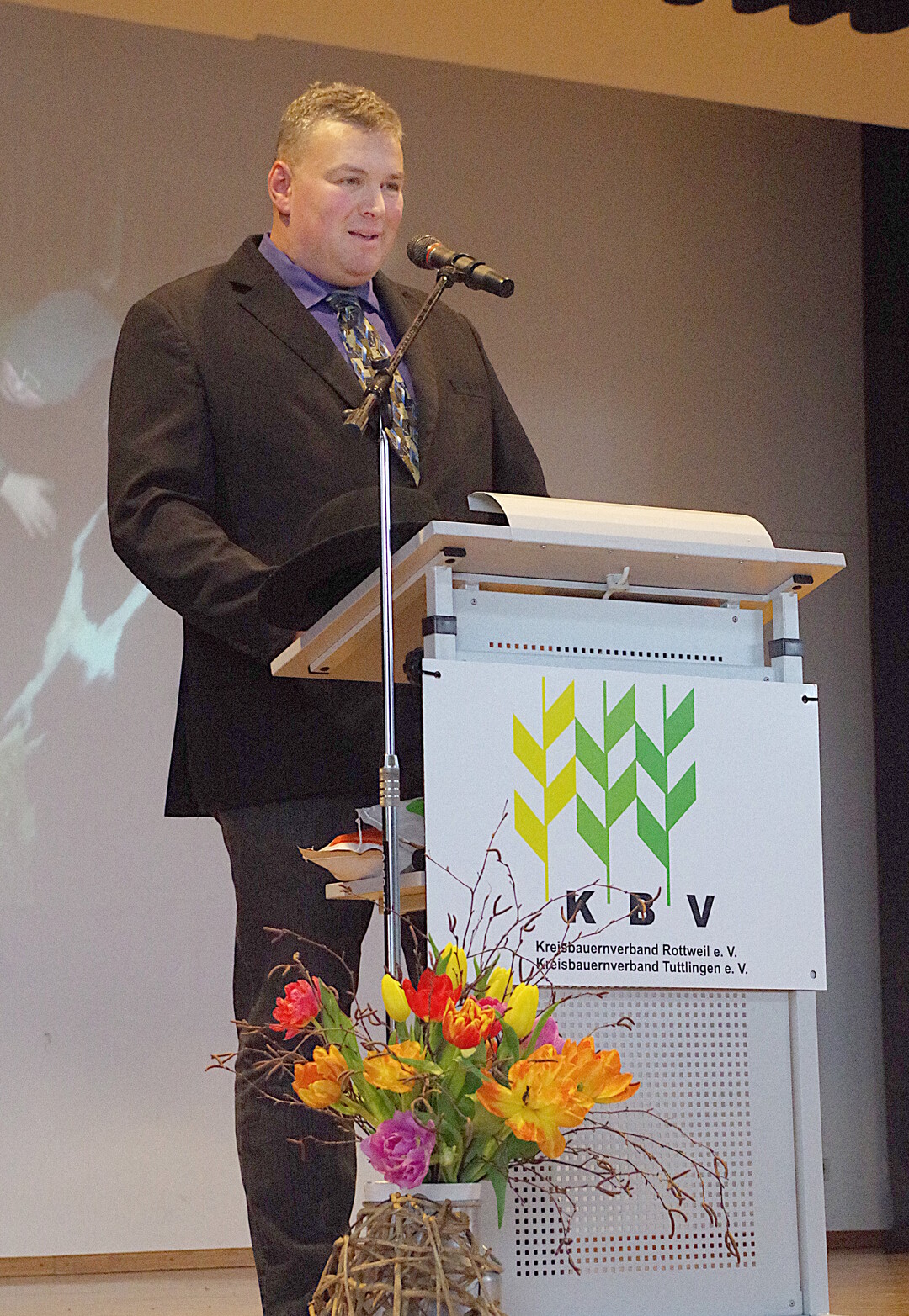 Manfred Haas spricht zu den Zuhörern