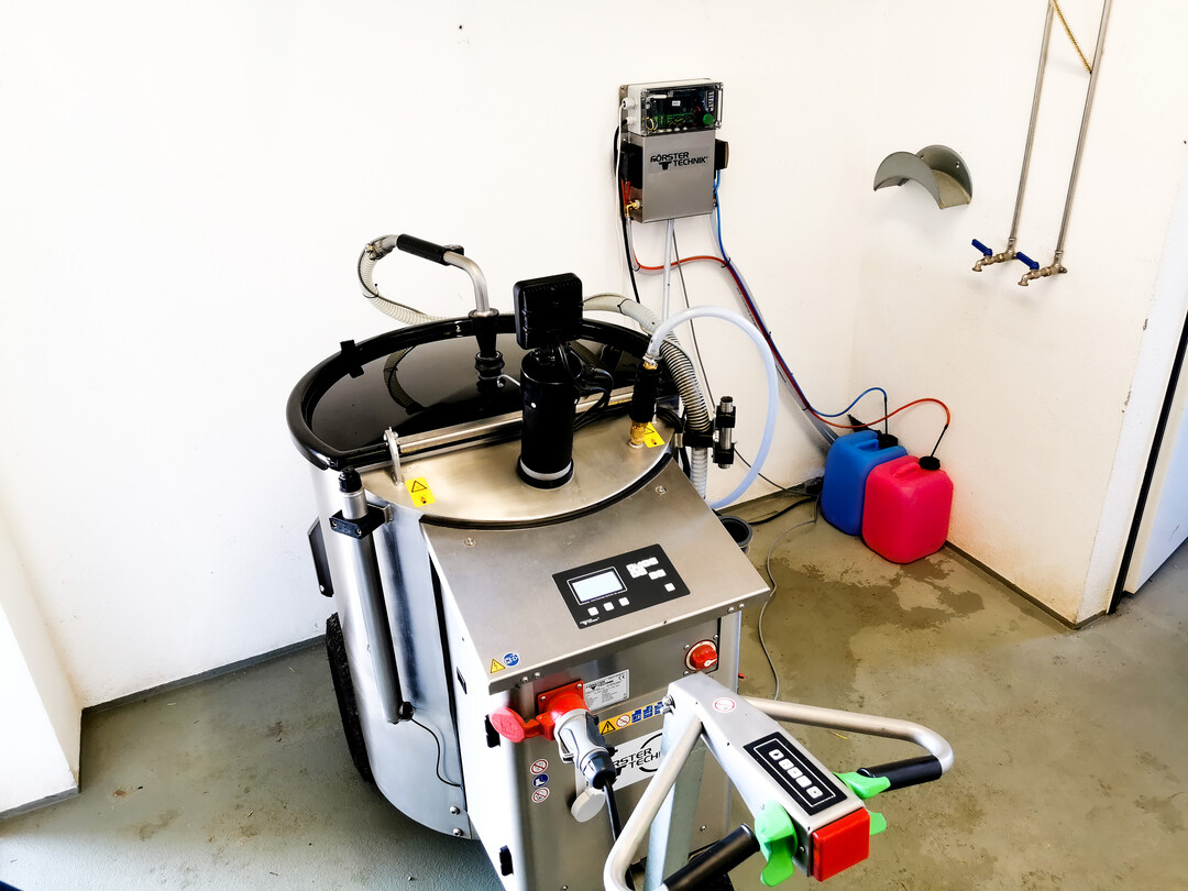 Bei der Clean & Fill Station der Förster Technik GmbH kann der mobile Milchbehälter zur Reinigung jetzt mit wenigen Handgriffen angeschlossen werden. Das Reinigungsprogramm läuft vollautomatisch ab und reinigt alle Flächen sowie die sensiblen Bereiche.