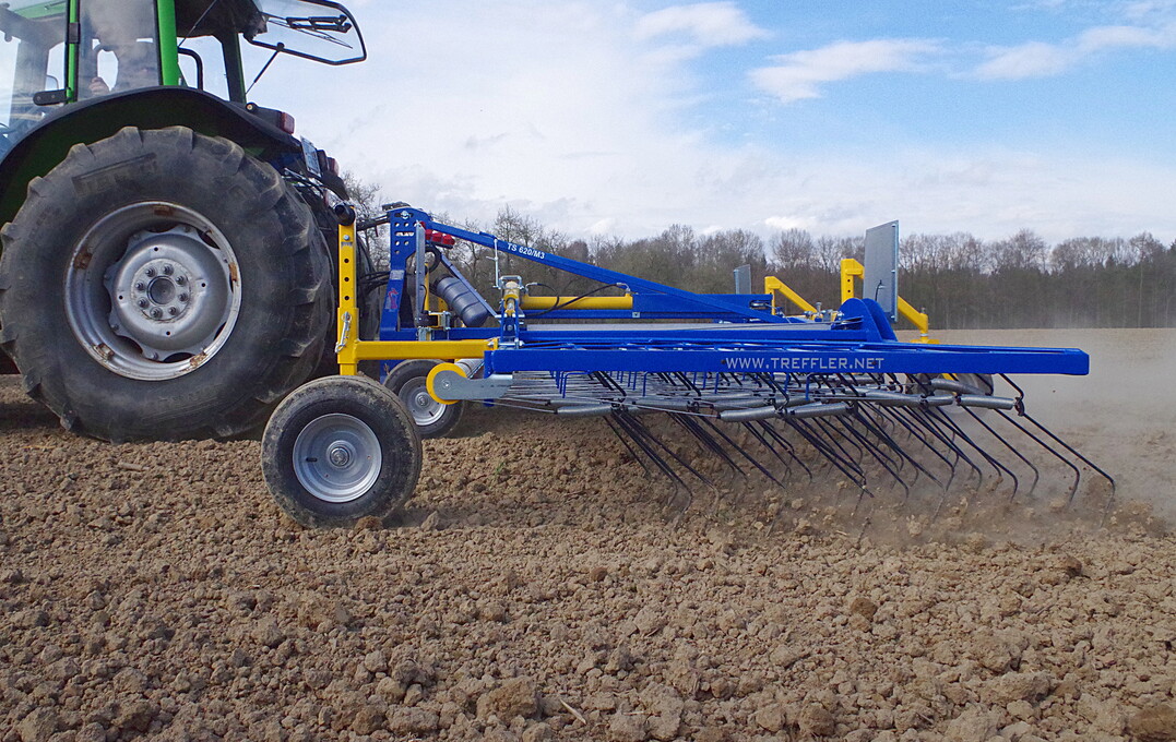 Striegel Treffler TS 620/M3: Dieser Heckstriegel hat eine Arbeitsbreite von sechs Metern (plus 20 Zentimeter zum �berlappen) uns ist bis maximal 15 Meter Breite erh�ltlich. Die Zinken des TS 620 sind �ber eine Feder vorgespannt und sollen auf unebenem Boden an jeder Stelle den gleichen Druck aus�ben. Der Druck ist laut Hersteller von 200 Gramm bis f�nf Kilogramm verstellbar. 