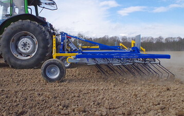 Striegel Treffler TS 620/M3: Dieser Heckstriegel hat eine Arbeitsbreite von sechs Metern (plus 20 Zentimeter zum �berlappen) uns ist bis maximal 15 Meter Breite erh�ltlich. Die Zinken des TS 620 sind �ber eine Feder vorgespannt und sollen auf unebenem Boden an jeder Stelle den gleichen Druck aus�ben. Der Druck ist laut Hersteller von 200 Gramm bis f�nf Kilogramm verstellbar. 