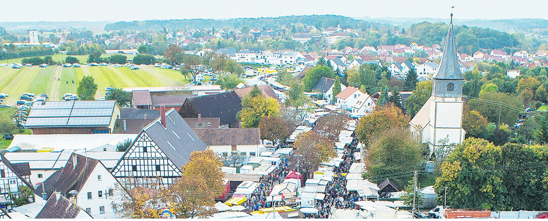 Blick auf den Kr�mermarkt der Muswiese mit der markanten Michaelskirche, rechts im Bild.