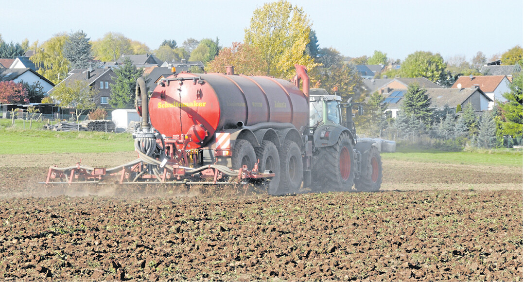 Der Wirtschaftsd�nger wird direkt beim Ausbringen mit einem Grubber eingearbeitet
