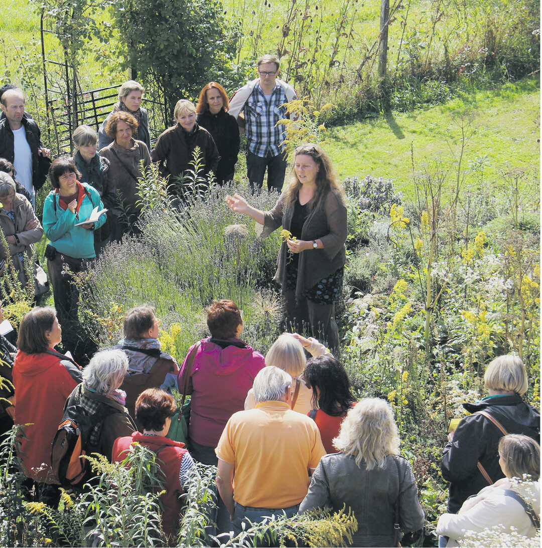 bild der woche Das Kr�uterzentrum Wasenhof in Trauzenbach, Gemeinde Gro�erlach, feierte k�rzlich zehnj�hriges Jubil�um. Christine Pommerer (Bild) l�dt am Samstag, 15. Oktober, von 14 bis 17 Uhr zum letzten offenen Tag in diesem Jahr ein, zum Schauen, St�bern und Einkaufen, mit Kr�uterimbiss und Gartenf�hrung. Wer sich f�r die uralte Tradition des R�ucherns mit Nadelh�lzern und Kr�utern interessiert, kann dies im Seminar vom 21. und 22. Oktober erleben und lernen.