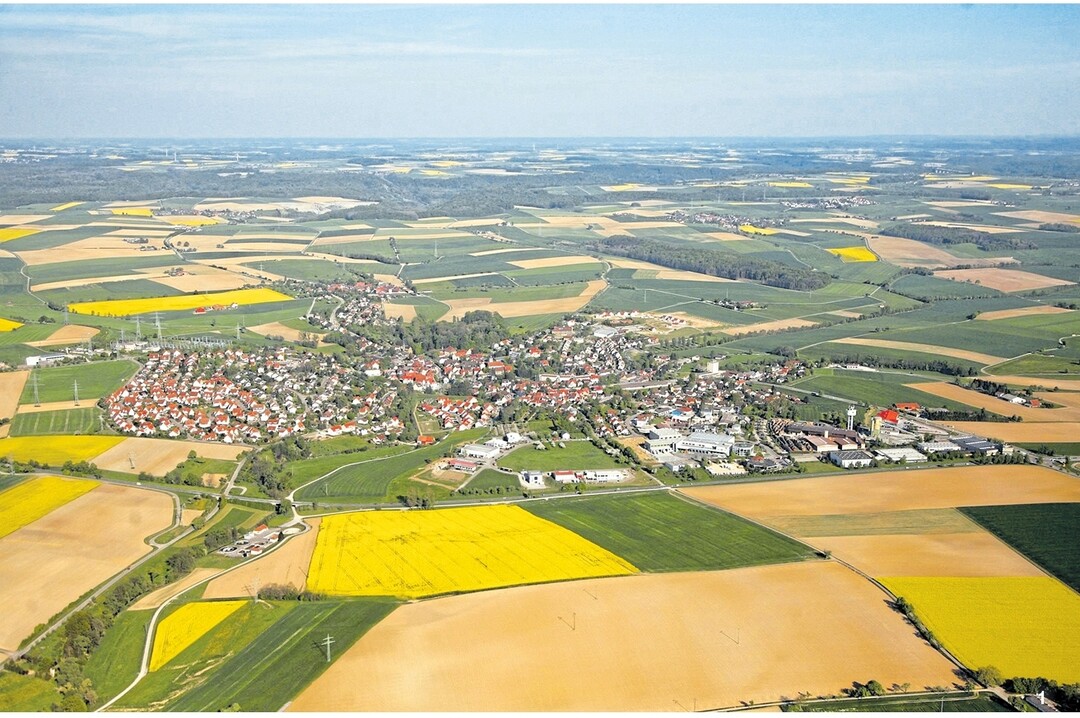 Abgeschlossene Flurneuordnung Kupferzell im Hohenlohekreis. In Baden-W�rttemberg standen 2016 349 Flurneuordnungsverfahren mit einer Gesamtfl�che von 261.000 Hektar in Bearbeitung. Davon waren 149 Regel- und Rebverfahren auf einer Gesamtfl�che von 95.000 Hektar. Die Anzahl Beschleunigter Zusammenlegungsverfahren betrug 49 mit 103.000 Hektar. Vereinfachte Verfahren waren 2016 50 Verfahren auf 6000 Hektar in Bearbeitung. Au�erdem wies der Verfahrensbestand 101 Unternehmensflurbereinigungen auf 58.000 Hektar aus.