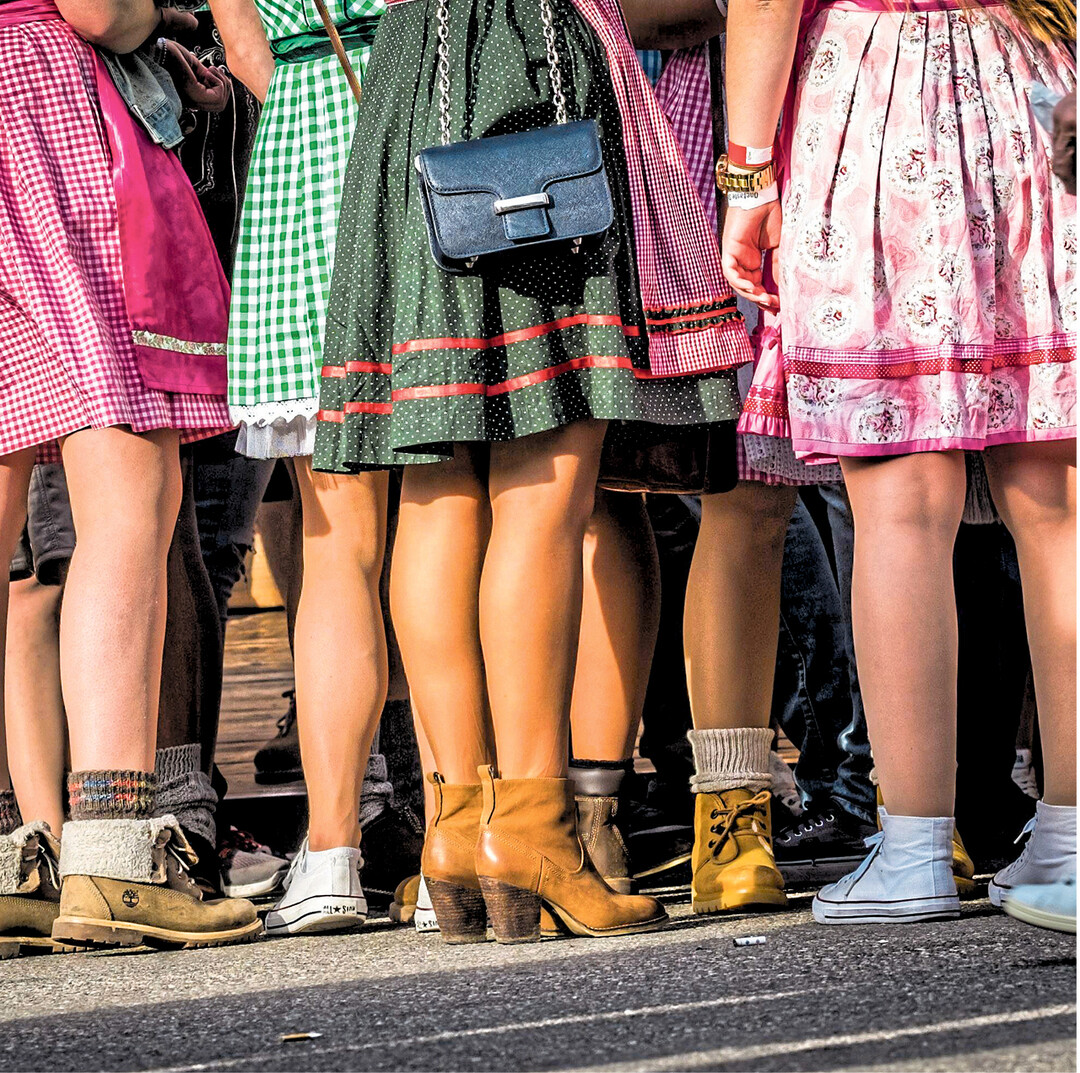 Dirndl-Mode kommt jetzt wieder ganz gro� raus. Auf dem Landwirtschaftlichen Hauptfest und beim Cannstatter Volksfest ist die beste Gelegenheit, sich im modischen, l�ndlichen Outfit zu zeigen. Zur Kultur der echten schw�bischen Tracht gibt es am 13. und 14. Oktober den 20. Trachtenmarkt in 86381 Krumbach, mit Trachten, Stoffen, Kurzwaren, Schnitten, B�chern, einer Trachtenb�rse und z�nftiger Musik. Infos unter www.trachten-schwaben.de.