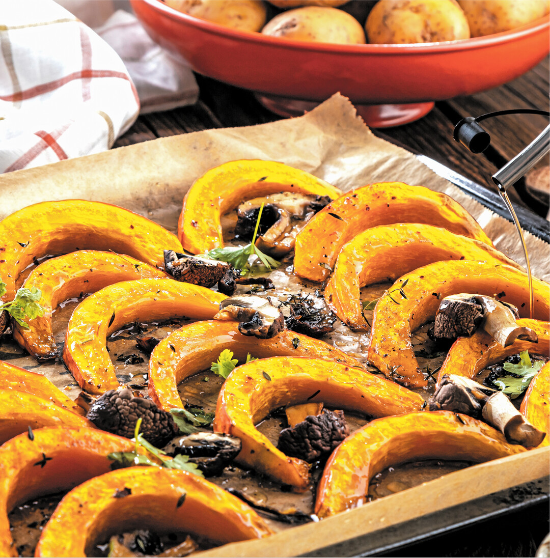 Hokkaido-K�rbis l�sst sich im vorgeheizten Backofen bei 180 - 200 Grad in 30 bis 45 Minuten variationsreich garen. Die entkernten K�rbish�lften oder -viertel ungesch�lt in fingerdicke Scheiben schneiden und nach Belieben mit anderem Gem�se, hier Pilze, aufs Blech legen. Salz, Pfeffer (Curry, Kreuzk�mmel, Muskat, Zimt, Knoblauch ...), etwas Limetten- oder Zitronensaft und gehackte Kr�uter mit �l mischen und dar�ber verteilen. Nach Belieben mit geriebenem K�se oder Feta bestreuen. Dazu passt ein Joghurt-Dip.