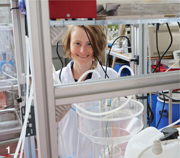 Doktorandin Ekaterina Ovsyannikova vom Fachgebiet Konversionstechnologien nachwachsender Rohstoffe der Uni Hohenheim an einer Versuchsanlage.