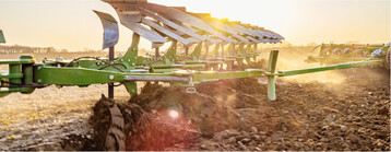 Der Tyrok 400 besitzt eine Kombination aus massivem Rahmen und anpassbaren Scharen für die Ackerbearbeitung.