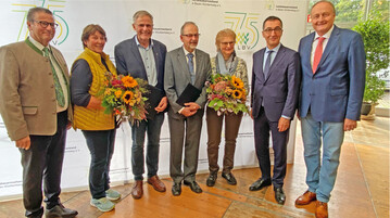 Umrahmt von Bauernpr�sident Joachim Rukwied (r.), Bundeslandwirtschaftsminister Cem �zdemier (2.v.r.) und Baden-W�rttembergs Landwirtschaftsminister Peter Hauk (l.). freuen sich Gerhard Glaser (3.v.l.) und Klaus Mugele (Mitte) mit ihren Frauen Regina Glaser (2.v.l.) und Hildegard K�tterer-Mugele �ber die Auszeichnung.