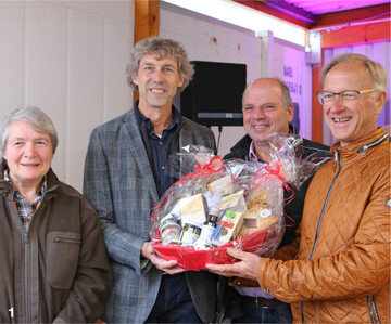Zum 30-j�hrigen Jubil�um gratulierten Martin Hahn, MdL Gr�ne (2.v.r.) und von der Stadt �berlingen Walter Sorms (rechts) dem Gesch�ftsf�hrer des Schlachthofes, Matthias Minister. Links im Bild die B�uerin und Mitbegr�nderin der Schlachthofinitiative, Anneliese Schmeh.