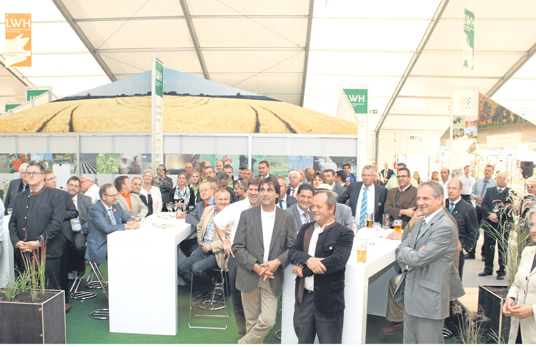 Gebanntes Lauschen: Abgeordnete und Landwirte h�ren aufmerksam zu, was der Bauernpr�sident ihnen in seiner Ansprache zu Beginn des LBV-Abgeordnetenabends zu sagen hat. Treffpunkt war an der B�hne in Halle 1 auf dem Landwirtschaftlichen Hauptfest.