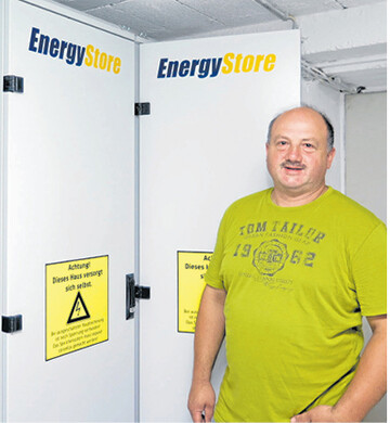 Thomas Kodel aus Karlsbad speichert den Sonnenstrom seiner Fotovoltaikanlage mittels Eisenphosphat-Lithium-Akkus mit einer Gesamtspeicherkapazit�t von 55 kW.