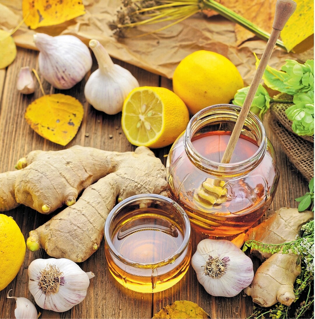 Wer sich jetzt gegen Husten und Schnupfen wappnen m�chte, kann auch zu nat�rlichen Mitteln greifen. Knoblauch hat eine starke antibakterielle Wirkung, wie auch der fruchtig-scharfe Ingwer und der s��e Honig. Das Vitamin C aus Zitronen st�rkt die Abwehrkr�fte. Super Kombination: Ingwertee mit etwas Zitronensaft und mit Honig ges��t. Welche Heilkr�fte im Honig stecken, das lesen Sie auf der Seite 36.