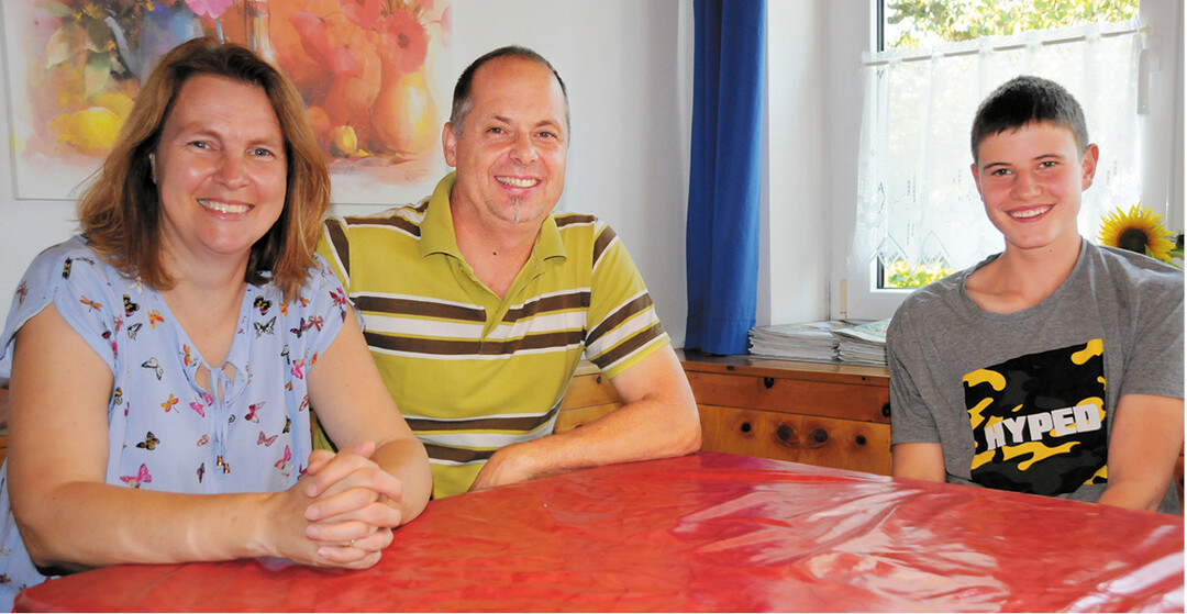 Elvira und Helmut Kibler mit ihrem Auszubildenden Simon Zimmermann. Er arbeitet nicht nur mit auf dem Hof sondern genie�t auch den Familienanschluss.
