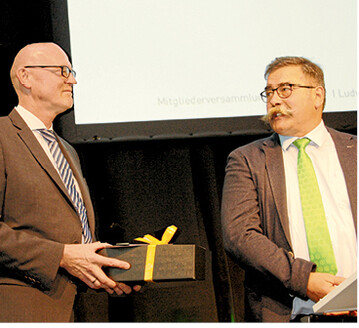 Zum 20-j�hrigen Arbeitsjubil�um �berreichte Vorsitzender Rolf Zobel (r.) Gesch�ftsf�hrer Dr. Hansj�rg Weber ein Pr�sent und bedankte sich f�r die hervorragende Zusammenarbeit.