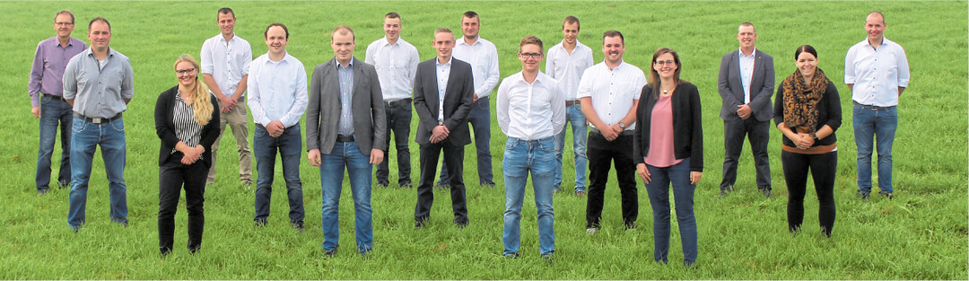 Albert Basler, Leiter der Fachschule f�r Landwirtschaft und Leiter des Landwirtschaftsamts Biberach (l.), und die Fachschulbeauftragte Patricia Seele (3. v. l.) freuen sich mit den Absolventinnen und Absolventen.