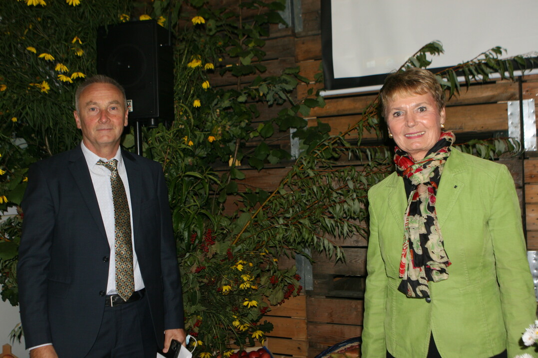 Staatssekretärin Friedlinde Gurr-Hirsch hielt die Festansprache zum 20-jährigen Bestehen des Kompetenzzentrums Obstbau Bodensee in Bavendorf. Geschäftsführer Dr. Manfred Büchele erinnerte an wichtige Wegmarken in der Entwicklung der Versuchseinrichtung.