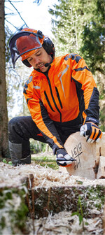 Mit dem Gehörschutz Advance ProCom bietet Stihl eine neue Lösung für die Kommunikation während der Forstarbeit an.