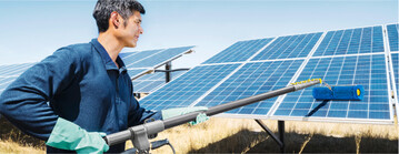 Für die Reinigung von Fassaden und Solaranlagen bringt Kärcher jetzt ein Komplettsystem