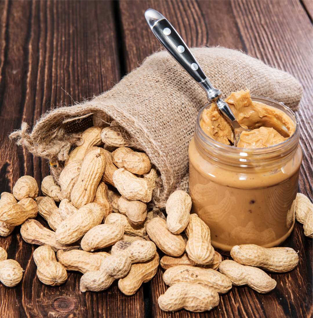 Die Universit�t Barcelona hat neue Forschungsergebnisse ver�ffentlicht, die zeigen, dass der Verzehr von Erdn�ssen und Erdnussbutter dazu beitragen kann, die Ged�chtnisf�higkeiten zu verbessern und Stress bei gesunden jungen Erwachsenen zu reduzieren. Die 63 Studienteilnehmerinnen und -teilnehmer a�en t�glich entweder 25 Gramm ger�stete Erdn�sse (mit Schale) oder zwei Essl�ffel Erdnussbutter. Gr�nde f�r die positiven Auswirken k�nnten laut dem Forscherteam die N�hrstoffzusammensetzung und bestimmte Phenole sein.