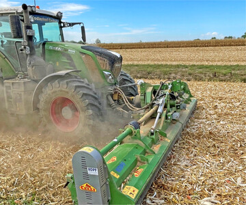 Das sorgf�ltige Mulchen der Maisstoppel erleichtert die folgende Bodenbearbeitung und zerst�rt die Maisz�nslerlarven in der Stoppel.