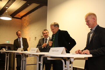 BU: In der Essinger Schloss-Scheune diskutierten mit Dr. Felix zu L�wenstein (l.) Gerhard Glaser vom Landesbauernverband und Hubert Kucher (r.) vom Kreisbauernverband Ostalb unter der souver�nen Leitung von Dr. Kurt Mezger (2.v.l.), Abteilungsleiter Landw