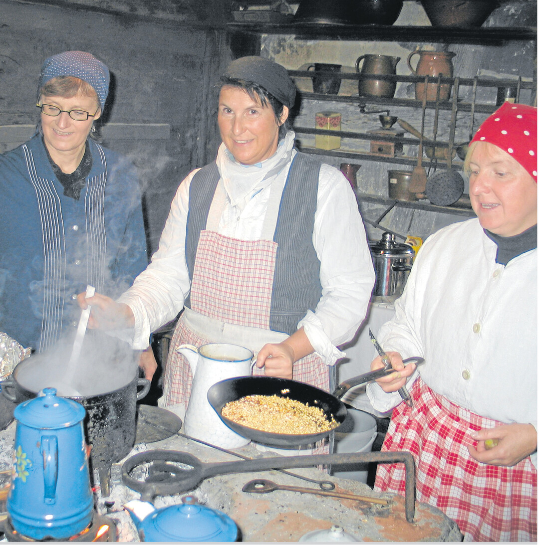 bild der woche Kurz vor Saisonende wirds vom 28. bis zum 30. Oktober im Freilichtmuseum in Neuhausen ob Eck gespenstisch: Bei einer Nachtf�hrung trifft man Gesetzlose, Kriminelle und Waldgeister, ob es im Museum spukt, k�nnen die Besucher in einer anderen F�hrung herausfinden. Traditionell gibt es auch die Raue Kost, bei der es in den K�chen der historischen H�user kocht und brodelt.