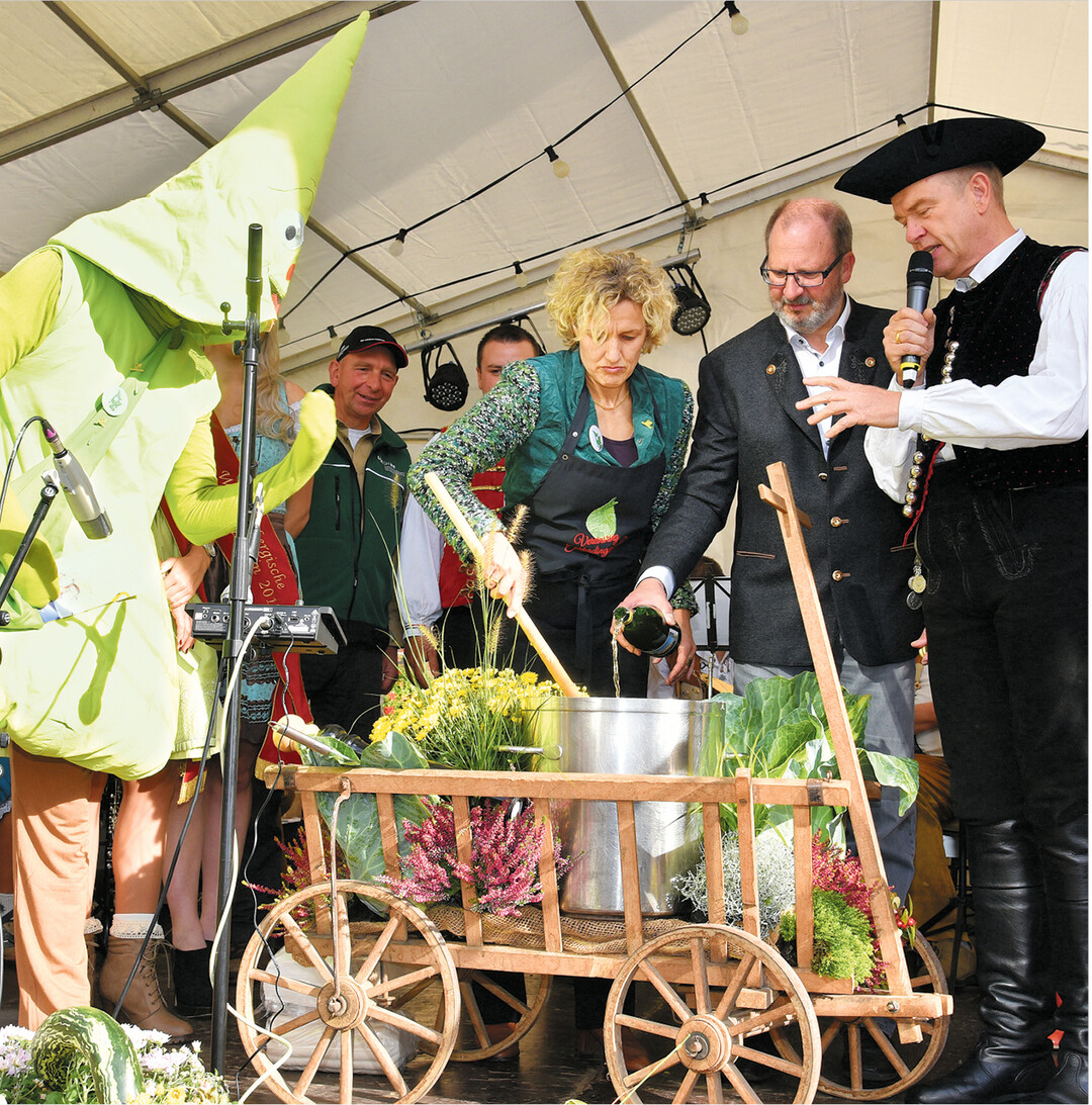 Zum 41. mal laden die Vereine und Gewerbeverb�nde in Leinfelden-Echter- dingen am 19. und 20. Oktober von 8 bis 18 Uhr zur gr��ten Filderkraut- hocketse auf Stra�en und Pl�tze, in Scheunen und Keller ein. Unter www.myle.de/filderkrautfest gibt es das umfangreiche Festprogramm zum Download und als interaktive Standmap f�rs Smartphone. Hier im Bild schmeckt die Erste B�rgermeisterin Eva Noller auf der Krautfestb�hne vor dem Rathaus das zarte Gem�se ab.