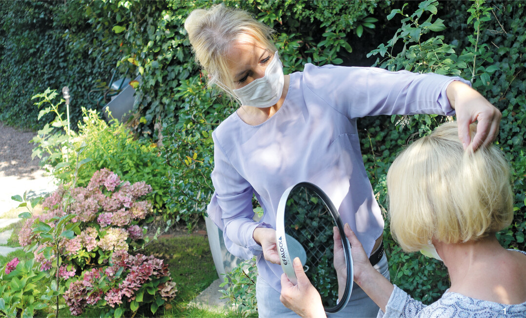 Hinter dem Zweithaarstudio gibt es einen idyllischen Garten. Hier k�nnen die Frauen bei Tageslicht ihre ausgew�hlte Haarfarbe begutachten.