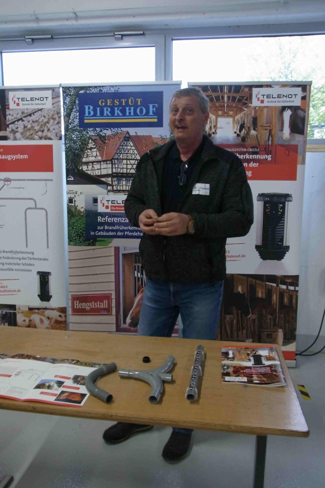 Die Telenot Elektronic GmbH präsentierte ein Rauchmeldesystem für Pferdeställe, das schnell und zuverlässig mögliche Gefahren in Ställen melden soll.