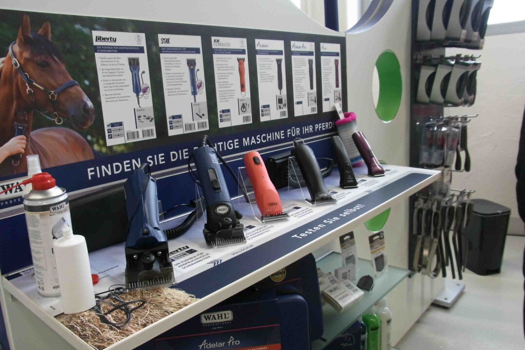 Die Wahl Horseline GmbH präsentierte Schermaschinen für Pferde, mit denen das Fell der Pferde professionell geschoren werden kann.