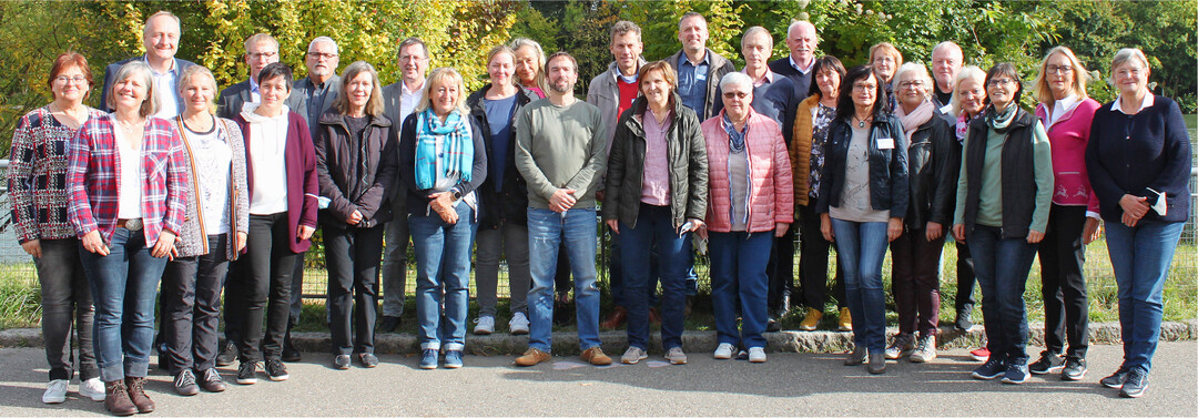 Es gratulierten: Pr�sident Joachim Rukwied (3. v. l.), Hauptgesch�ftsf�hrer Marco Eberle (5. v. l.), Betriebsratsvorsitzender Michael Schulz (7. v. l.) und der stellvertretende Hauptgesch�ftsf�hrer Horst Wenk (9. v. l.).