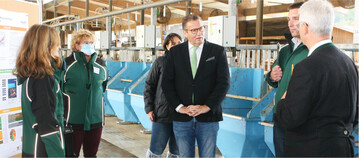 Bei einem Besuch am LAZBW informierte sich Minister Hauk �ber neue Projekte Dazu z�hlt auch MethaKuh, wobei F�tterungsstrategien erprobt werden, um den Methanaussto� zu verringern.