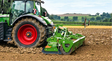 Kreiselegge KE 02 Rotamix: Die Werkzeugtr�ger mit den auf Schlepp stehenden Zinken erzeugen eine gute Kr�melstruktur.