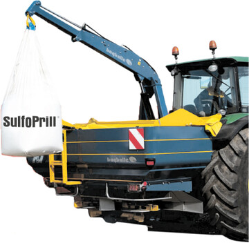Einfaches Handling: Den SulfoPrill Ca-Dünger gibt es in transportierbaren Säcken.