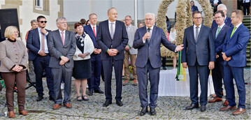 Bundespr�sident Frank-Walter Steinmeier (Mitte) im Klosterhof mit G�sten: Joachim Rukwied (9.v.l.), Peter Hauk (4.v.r.), J�rgen Maurer (r.), Petra Bentk�mpfer (l.) und Dr. Kurt Kreiten (4.v.l.).