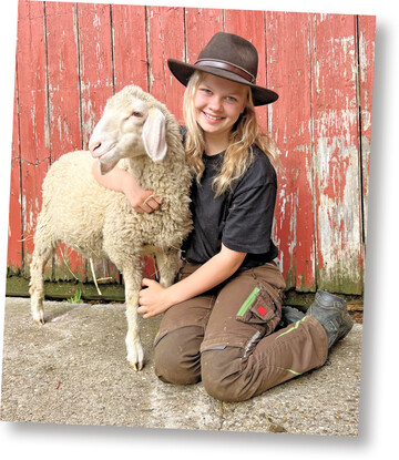 Jule mit ihrem Schaf Fenja, das sie mit der Flasche groß gezogen hat.