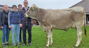Diese sch�ne Antonov-Tochter von der Biohof Machleidt GbR, Ochsenhausen, ist der Hauptpreis am Braunviehtag am 30. Oktober. Am Halfter Tobias Buchetmann, DeLaval und die Vorstandschaft des Jungz�chterverbandes.