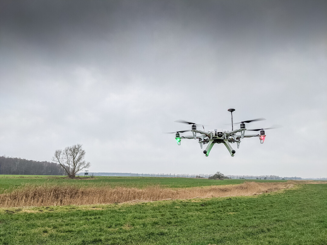   Lohnenswert ist die drohnenbasierte Technik vor allem f�r Maschinenringe, Maschinengemeinschaften, Lohnunternehmen, Gro�betriebe sowie anderweitige landwirtschaftliche Dienstleister und Beratungsunternehmen. Dort wo kleinere Betriebsgr��en vorherrschen, sollte die gemeinsame Anschaffung durch mehrere Betriebe in Erw�gung gezogen werden.