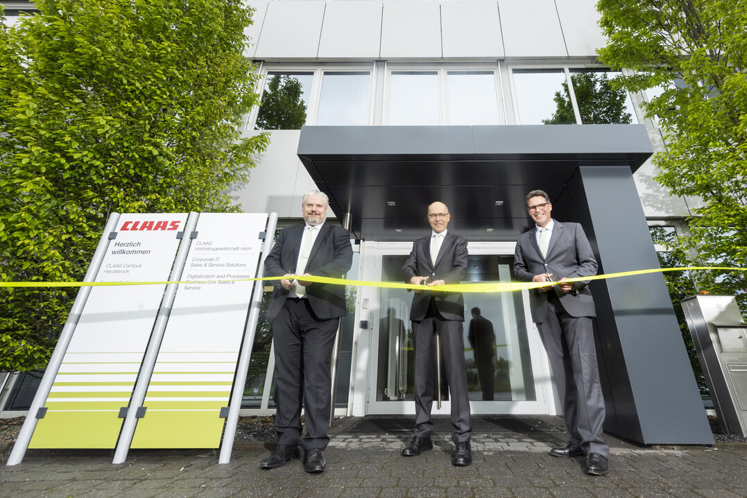 Das gr�ne Band durchschnitten (von links): Jan Nachtwey (Gesch�ftsf�hrung CLAAS Vertriebsgesellschaft), Hans Lampert (CLAAS Konzernleitung, verantwortlich f�r Bilanzen, Controlling und Betriebswirtschaft) und Dr. Benjamin Schutte (Gesch�ftsf�hrung CLAAS Vertriebsgesellschaft).  