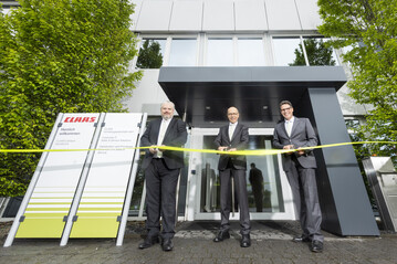 Das gr�ne Band durchschnitten (von links): Jan Nachtwey (Gesch�ftsf�hrung CLAAS Vertriebsgesellschaft), Hans Lampert (CLAAS Konzernleitung, verantwortlich f�r Bilanzen, Controlling und Betriebswirtschaft) und Dr. Benjamin Schutte (Gesch�ftsf�hrung CLAAS Vertriebsgesellschaft). 