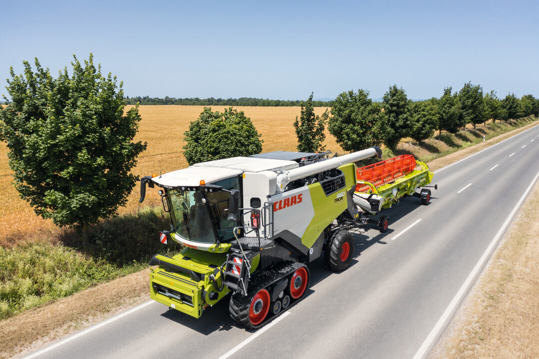 Den Claas Trion gibt es auch mit Terra Trac Raupenlaufwerk.