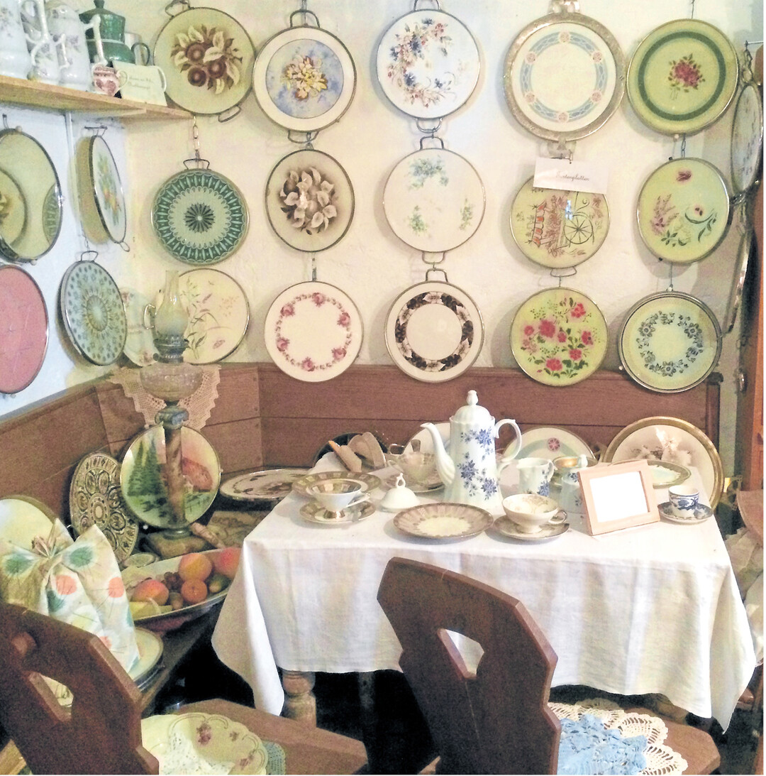 In alten Zeiten schwelgen, das l�sst sich im MuseumsCaf� Zeisset in Weisweil bei Emmendingen. Rarit�ten aus dem Haushalt, aus Landwirtschaft, Imkerei und Brennerei sind zu bewundern. Bei tollen Torten und leckeren Kuchen aus der eigenen B�ckerei kann man es sich im Caf� gut gehen lassen. Auch ein Hofladen geh�rt zum Betrieb. Beim Internationalen Fachkongress f�r Frauen in Ravensburg berichtete Jutta Zeisset, wie sie ihr Unternehmen in den sozialen Medien erfolgreich vermarktet (siehe folgende Seiten). Mehr Informationen unter www.zeisset.de.