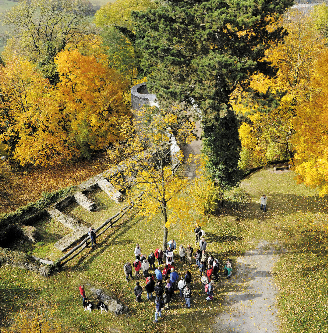 F�r alle, die gerne wandern, wie hier bei Burg L�wenstein: Die Programme der Heimat- und Wanderakademie Baden-W�rttemberg f�r 2020 sind schon online unter: www.albverein.net. Auch jetzt lohnt sich ein Blick auf die aktuellen Angebote im Herbst. Wer immer auf dem Laufenden sein m�chte und Anregungen rund ums Wandern sucht, kann die monatlichen Info-Briefe des Schw�bischen Albvereins abonnieren.